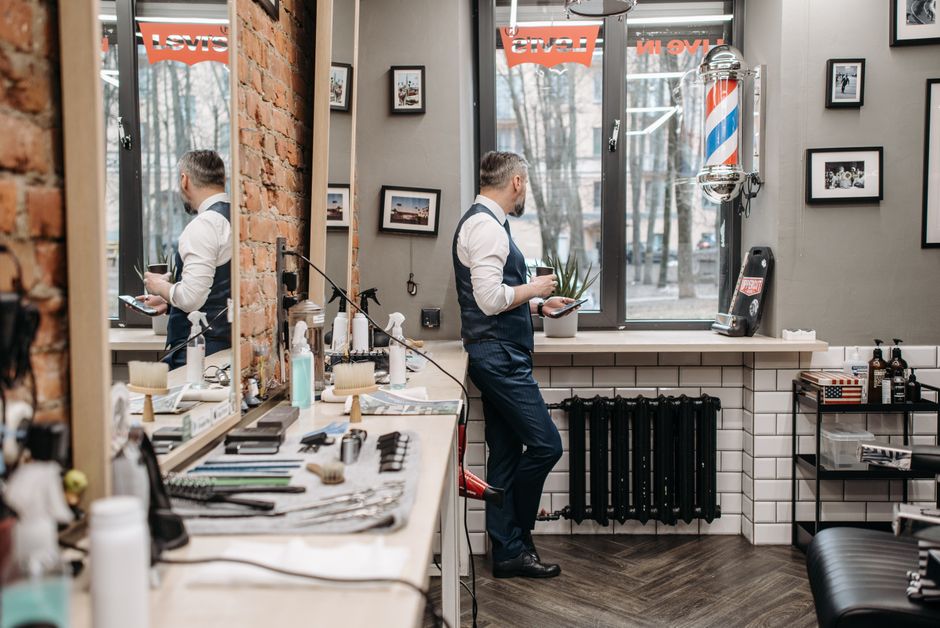 Equipo de barberos de Zarevila frente al local en Roma Norte